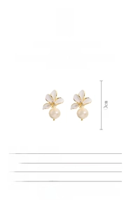 Detailed view of S925 silver flower earrings with baroque pearls and size specifications