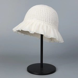 Detail eines süßen Lolita Strick-Sonnenhuts mit eleganter Spitzenrüsche und Häkeltextur
