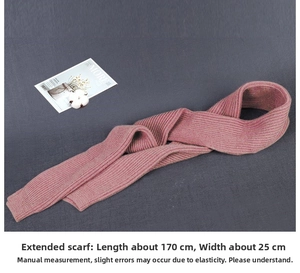 Dettaglio della sciarpa in maglia rosa con trama morbida e dimensioni di 170x25 cm