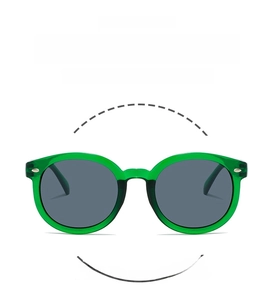 Détail des lunettes de soleil vertes transparentes pour enfants avec monture flexible