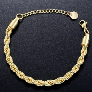 Dettaglio del bracciale a corda intrecciata placcato oro 18 carati con chiusura a moschettone