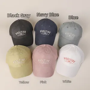 Vue à plat détaillant six couleurs de casquettes en coton avec broderie POSITIVE