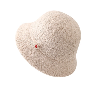 Sombrero de pescador de lana de cordero beige con detalle de perla y corazón