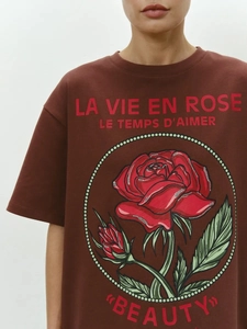 Λεπτομέρεια βαμβακερού t-shirt με τύπωμα τριαντάφυλλο και γαλλικό κείμενο LA VIE EN ROSE
