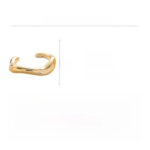 Dettaglio del bracciale rigido dorato a onde irregolari con diametro interno di 6,5 cm