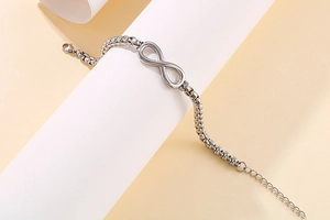 Vue macro du bracelet symbole infini en argent avec chaîne à maillons carrés et fermoir