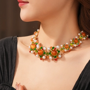 Détail d'un ensemble de collier vintage avec perles et strass porté par un mannequin professionnel