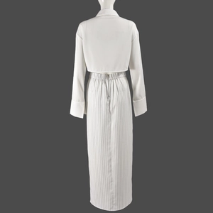 Vue de dos d'un ensemble chemise courte à manches longues et jupe longue à rayures