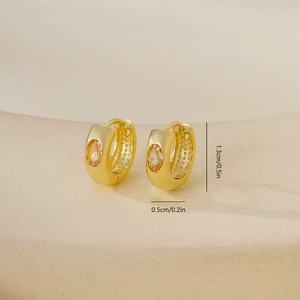 Gros plan de boucles d'oreilles dorées avec pierres jaunes affichant 1,3 cm de hauteur