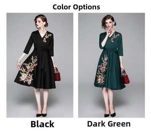 Dettaglio di abiti ricamati con scollo a V in nero e verde scuro con fiori