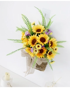 Dettaglio di girasoli artificiali in un cesto di vimini intrecciato con fiocco di lino