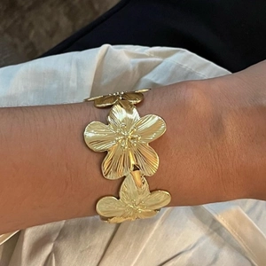 Bracelet jonf fleuri élégant en acier inoxydable plaqué or 18 carats avec texture