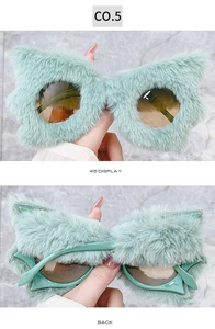 Dettaglio di occhiali da sole a gatto in peluche verde menta con montatura in finta pelliccia