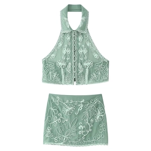 Ensemble de plage vert deux pièces pour femmes avec broderie florale et haut licou