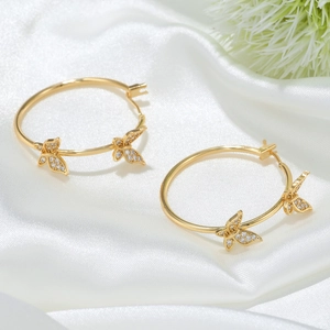 Élégantes boucles d'oreilles créoles papillon plaqué or 18K avec zircons