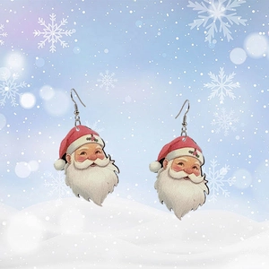 Boucles d'oreilles Père Noël rétro sur fond d'hiver enneigé avec bokeh doux et neige