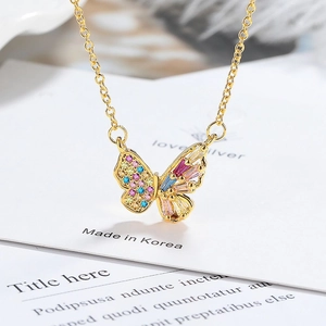 Collier papillon doré élégant avec pierres en zircone colorées sur carte blanche