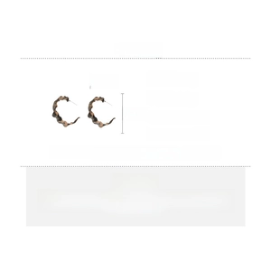 Detail of C-shaped leopard earrings with wave texture, iron material and silver needles