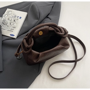 Détail du sac à main marron café avec fermeture magnétique et poignée nouée