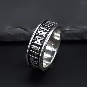 Détail de la bague nordique vintage avec runes gravées et finition en argent rétro