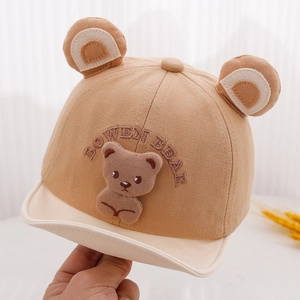 Dettaglio cappellino neonato con patch orsetto di peluche e orecchie 3D in twill di cotone