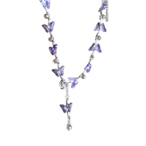 Elegante Halskette mit lila Kristallschmetterlingen und Silberkette für Damen im Y-Design