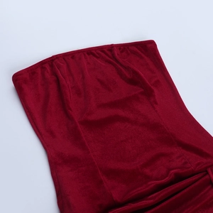 Vista macro dettagliata della trama del velluto rosso vino e dello scollo a fascia