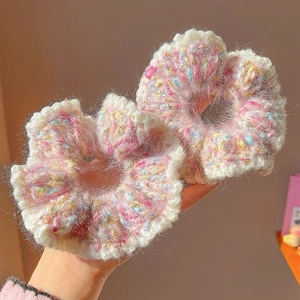 Lot de deux chouchous au crochet en laine blanche avec des touches pastel colorées