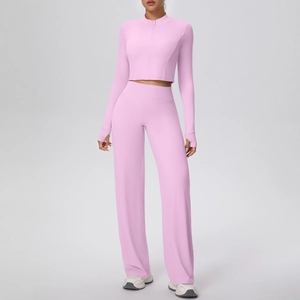 Détail du haut rose à manches longues avec zip et pantalon de yoga taille haute