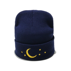 Bonnet bleu marine avec broderie lune et étoiles jaunes sur le revers pour l'hiver