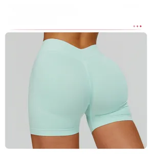 Vue détaillée du short de yoga vert menthe à taille haute en V et texture côtelée