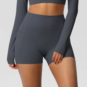 Détail du short de yoga taille haute gris foncé avec une poche latérale pratique