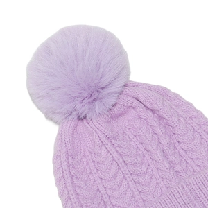 Nahaufnahme der lila Strickmütze mit Zopfmuster und flauschigem Kunstfell-Bommel