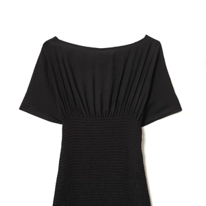 Robe noire à épaules dénudées avec détails froncés élastiques et manches chauve-souris