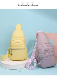 Dettagli di borse a tracolla trendy in giallo e viola con spalline a motivi
