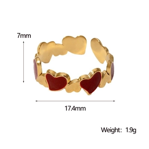Detailansicht des 7mm vergoldeten Herzrings mit Maßen und roten Emaille-Inlays am Band