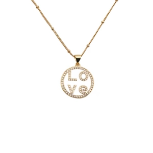 Élégant collier en cuivre doré avec pendentif LOVE en forme de cœur évidé et zircons