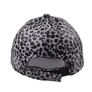 Detailansicht des verstellbaren Klettverschlusses einer Baseballkappe mit Leopardenmuster