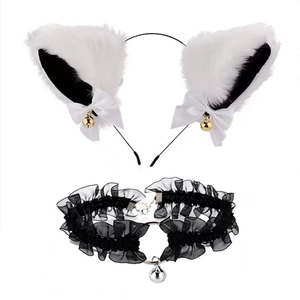 Détail de serre-tête oreilles de chat blanches avec cloches et ras de cou en dentelle noire