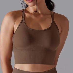Détail du soutien-gorge de sport sans couture avec dos croisé et bande côtelée marron