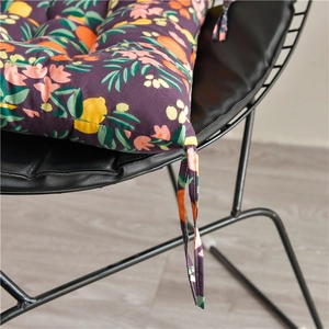 Dickes Sitzkissen mit Blumenmuster und Zitronen sowie Haltebändern auf schwarzem Stuhl