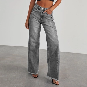 Jean large taille haute gris pour femme avec ourlet effiloché et texture délavée
