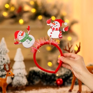 Détail d'un serre-tête de Noël rouge en peluche avec motifs bonshommes de neige