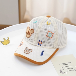 Dettaglio cappellino da baseball in rete traspirante per bambini con ricami a cartoni
