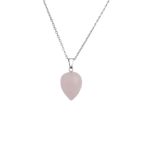 Collana con ciondolo a goccia in cristallo rosa e catena d'argento su fondo bianco
