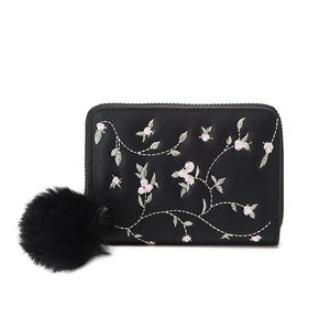 Elegante portamonete nero con ricamo floreale e grande ciondolo a pompon in finta pelliccia