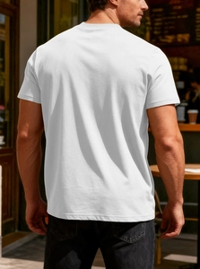 Dettaglio della trama a nido d'ape sulla t-shirt bianca da uomo a girocollo con maniche corte