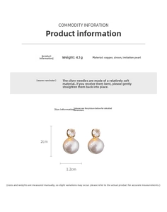 Gros plan de boucles d'oreilles perles 2cm avec zircon et détails en métal doré