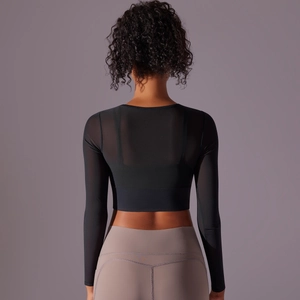 Haut de sport court à manches longues en mesh noir et legging de yoga mauve taille haute