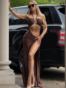 Robe longue dos nu marron avec anneaux métalliques et fente latérale haute élégante